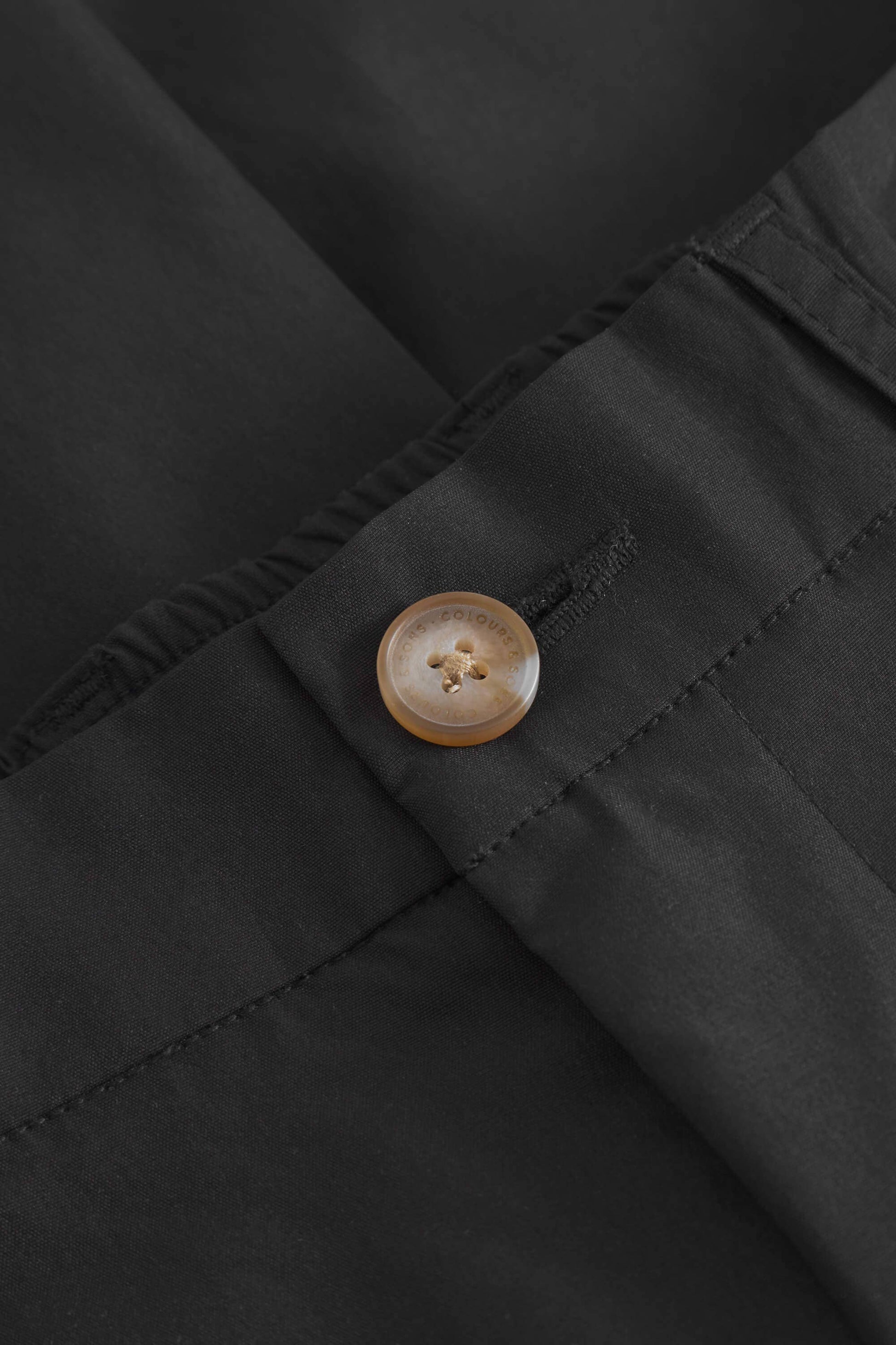 COLOURS & SONS - Shorts with Pleats - Black