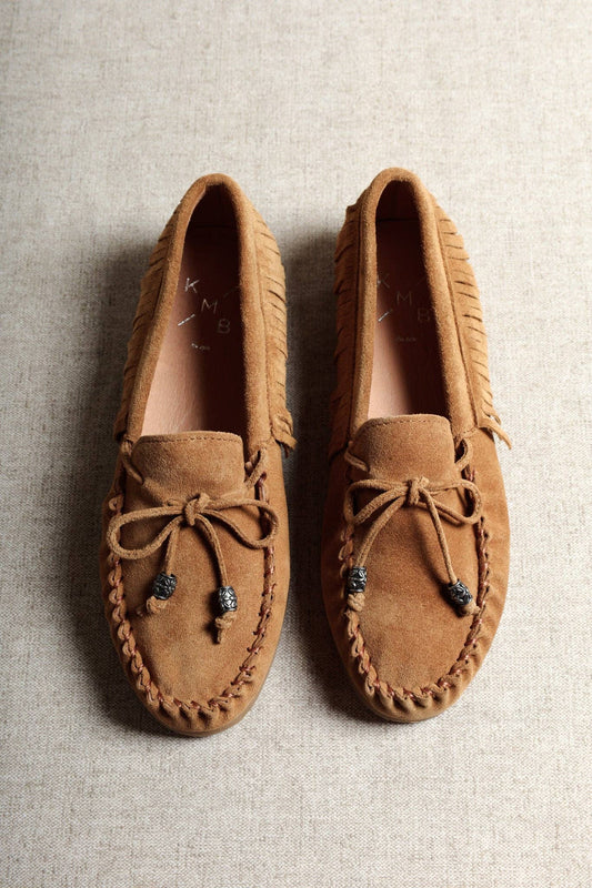 BINITA COGNAC – Kiowa-Style Sede Moccasins with Fringe Detail