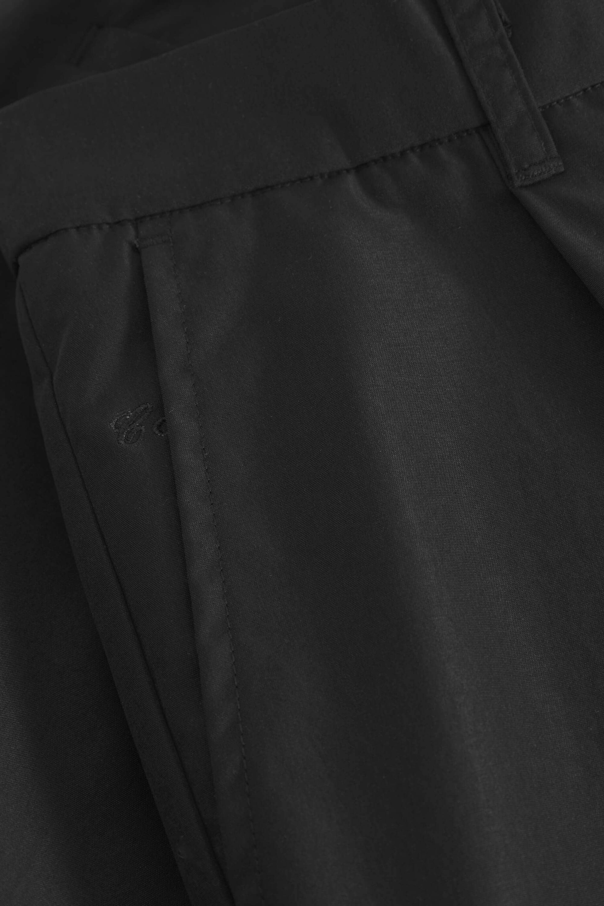 COLOURS & SONS - Shorts with Pleats - Black