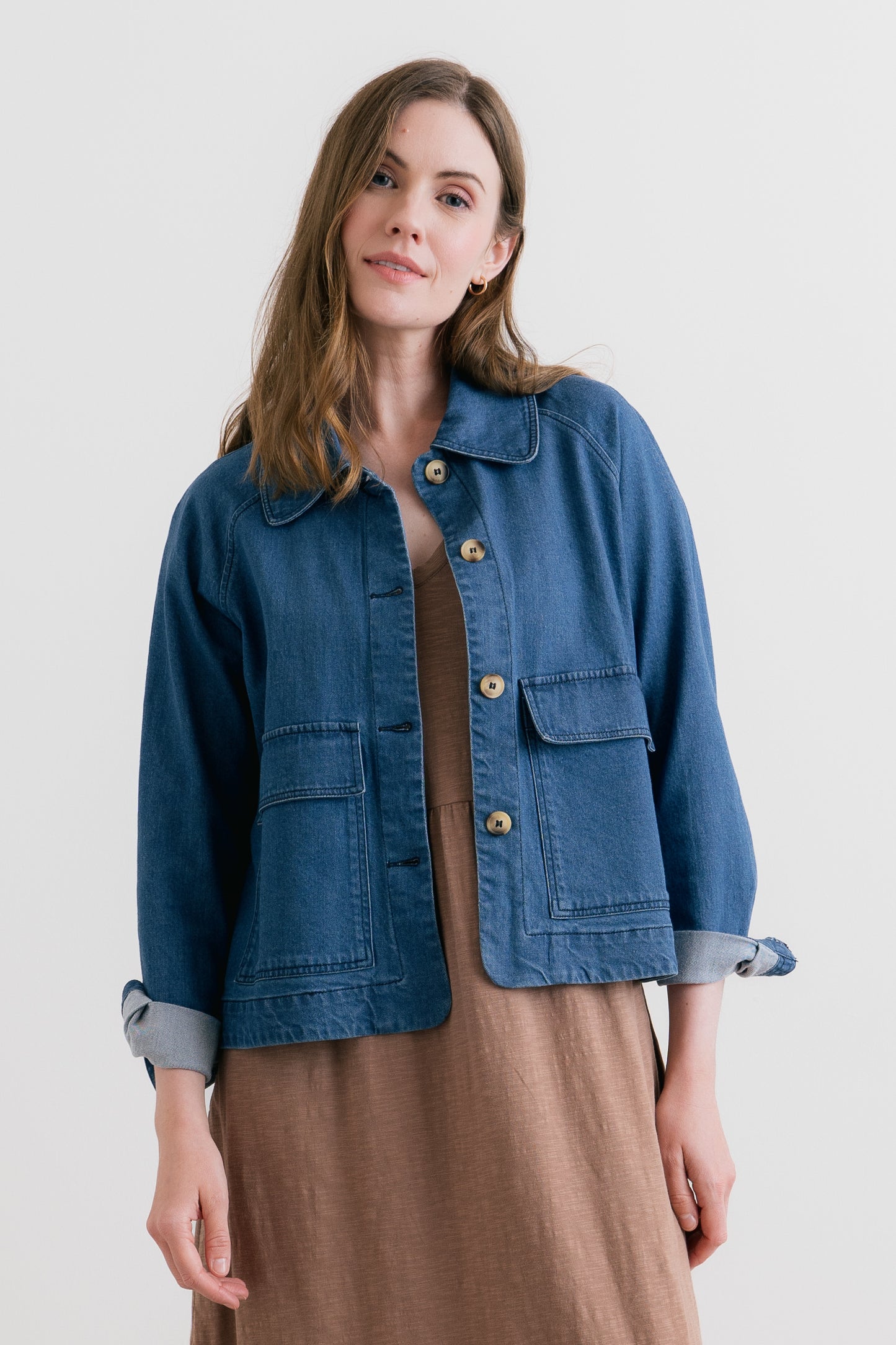 A classic shaped dark blue denim jacket with mock horn buttons, made from cotton, tencel and elastane
