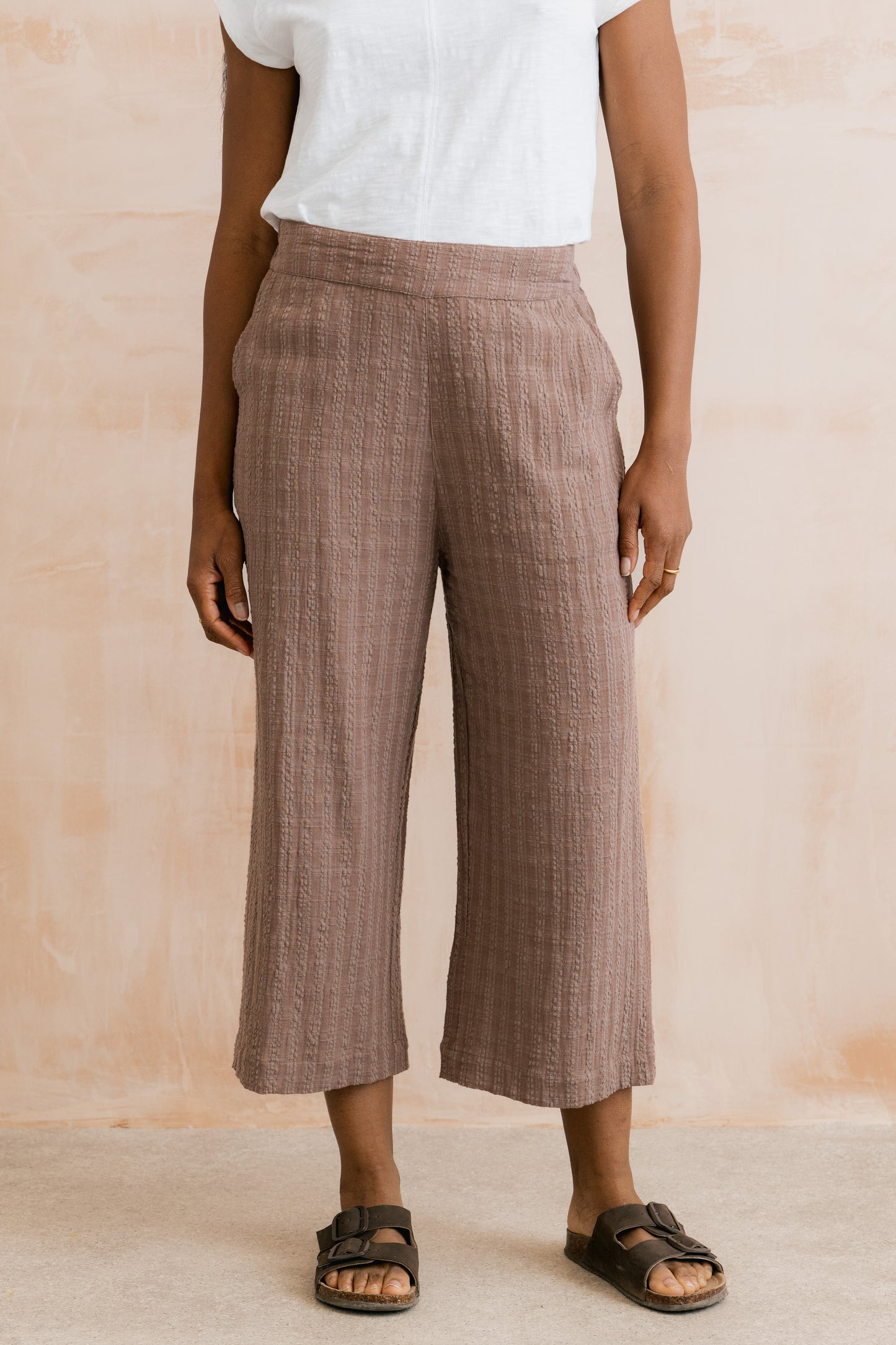 Women's seersucker cropped trousers in mocha colour, cotton-mix