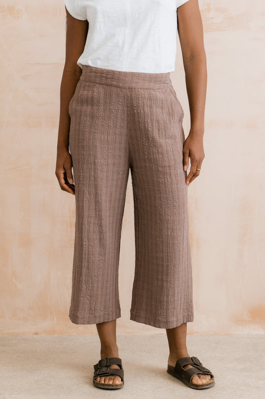 Women's seersucker cropped trousers in mocha colour, cotton-mix