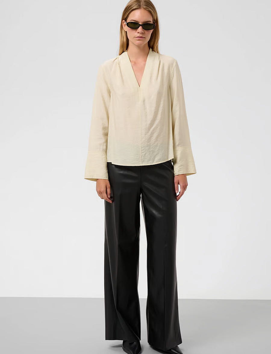 Leodora Merapi V-neck Blouse
